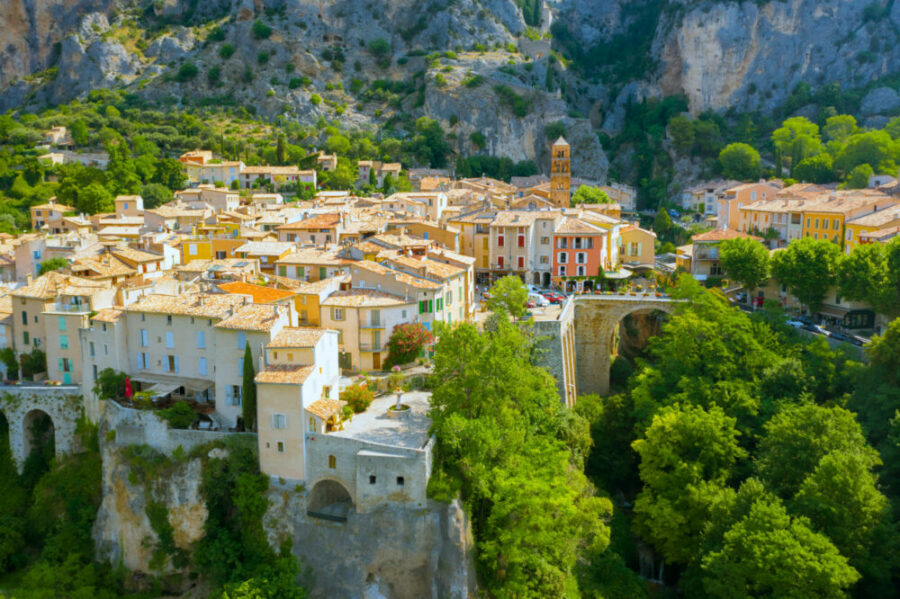 The Vil­lage of Mous­tiers-Sainte-Marie, Pro­vence, Sou­thern France