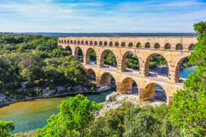 Three-tie­red aque­duct Pont du Gard and natu­ral park