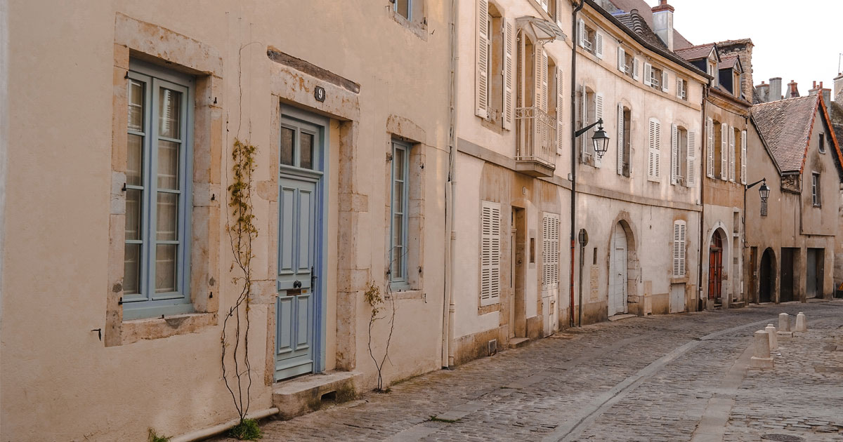 Schöne und ruhige Straße in Beaune. Es sind alte Wohnungen mit einer blauen Tür und blauen Fensterläden zu sehen