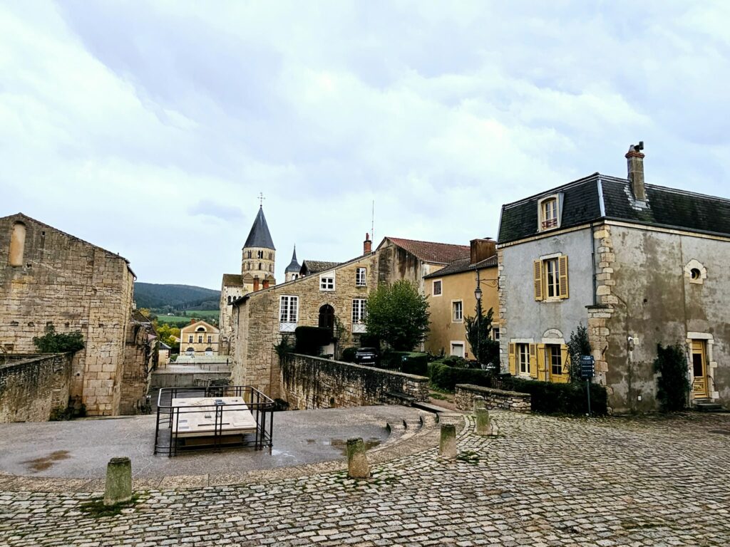 ClunyReiseführer 10 Tipps von der Abtei bis zum Käseturm!