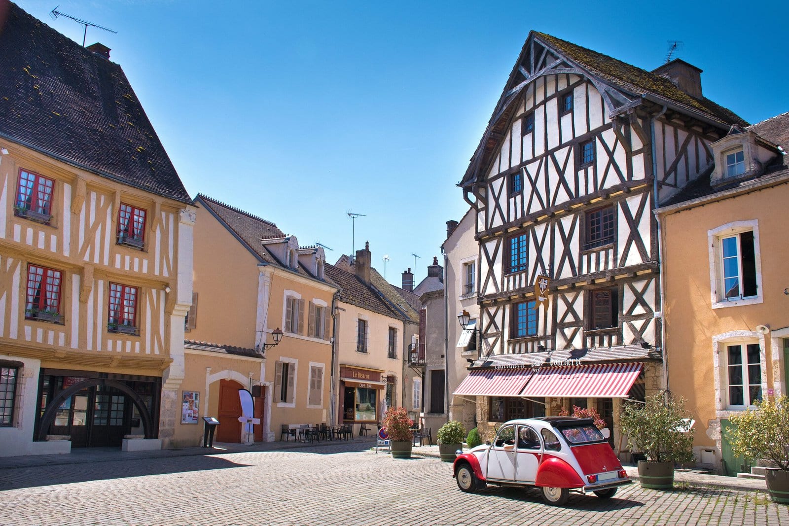 Fachwerkplatz in Noyers-sur-Serein im Burgund