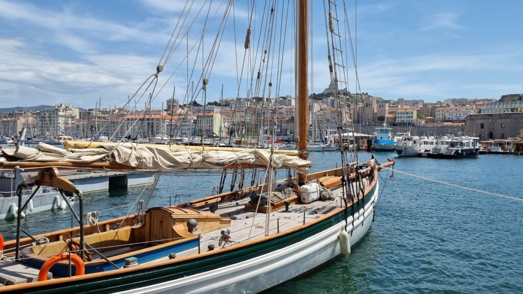 Segelschiff im Alten Hafen (Vieux-Port) von Marseille in der Provence