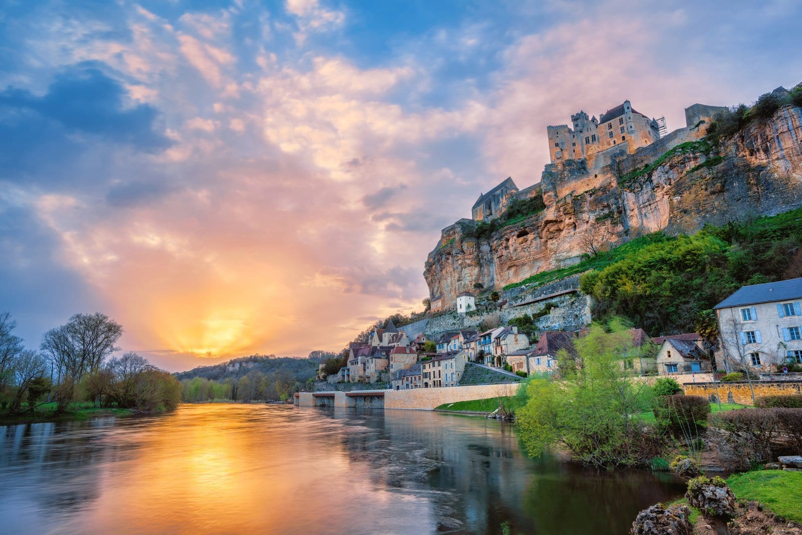 Schloss Beynac über der Dordogne im Abendlicht
