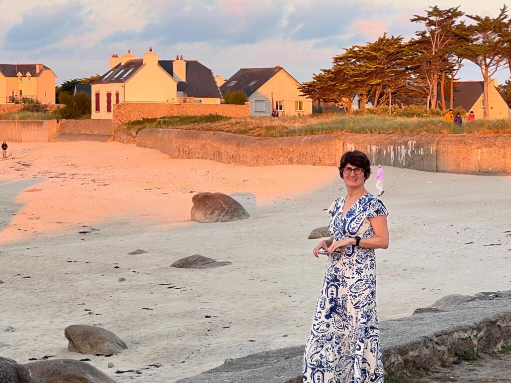 Sabine Laurent am Strand in der Bretagne, einem Geheimtipp für individuelle Frankreich-Reisen