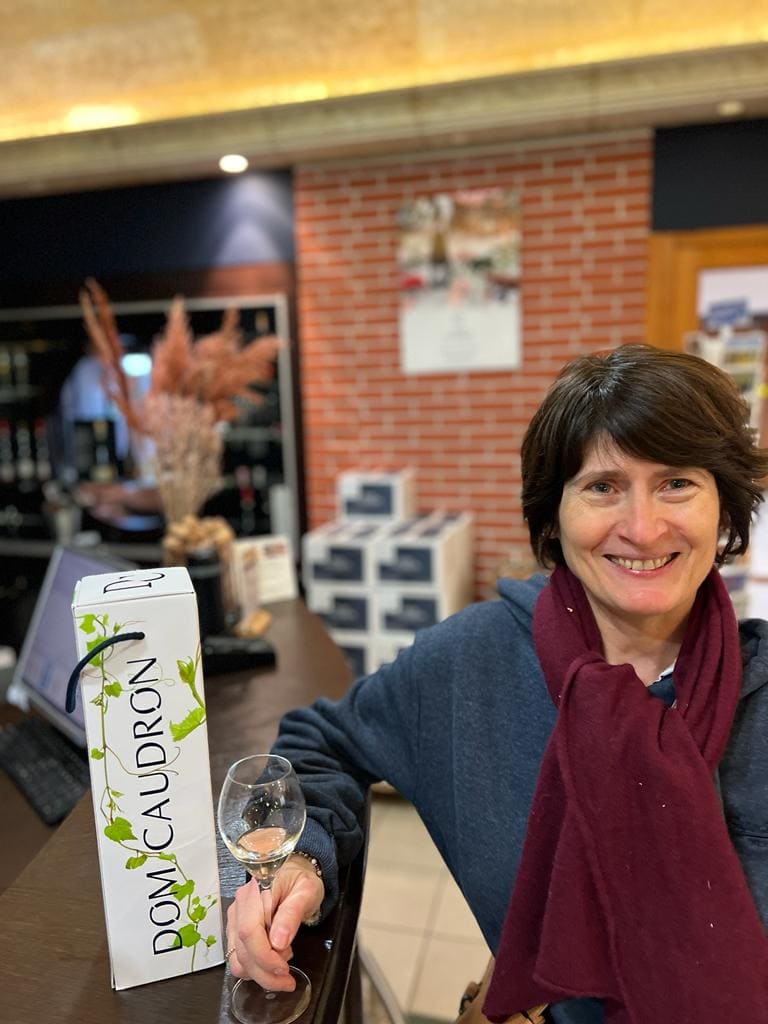 Sabine Laurent bei einer Champagnerverkostung in einem traditionellen Champagnerhaus.