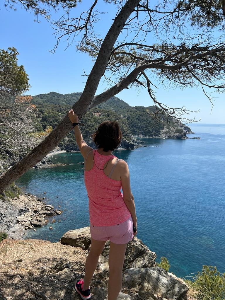 Sabine Laurent genießt den Blick auf das Meer in den Calanques bei Cassis.
