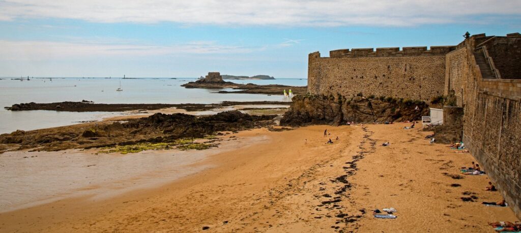 Stadtmauer Les Remparts und das Meer von Saint-Malo bei Ebbe