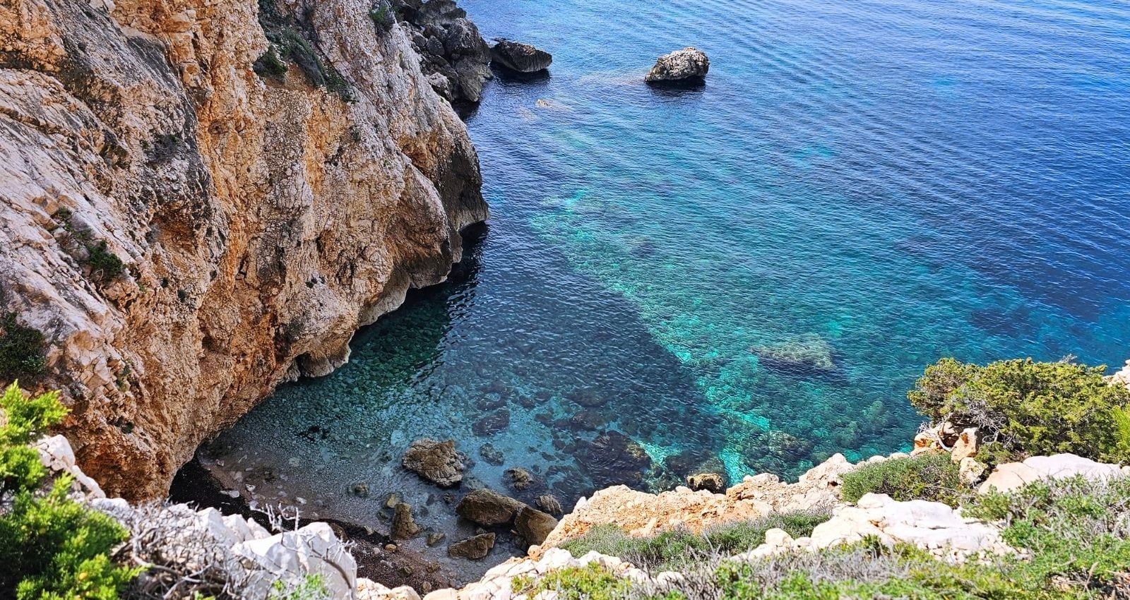 Calanque bei Saint-Cyr-sur-Mer mit Felsenbucht und klarem türkisblauen Wasser an der Côte d’Azur