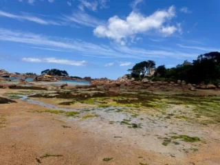 Rau, wild und wunderschön: Die Bretagne ist eine der facettenreichsten Regionen Frankreichs. Sie beeindruckt mit windumtosten Klippen, goldenen Sandstränden und sanften Heidelandschaften, die sich endlos zu erstrecken scheinen.Einer unserer Lieblingsorte ist 📍Perros-Guirec an der Côte de Granit Rose. Wind und Wellen formten hier über Millionen Jahre hinweg eine Traumkulisse aus bizarr geformten rosa Granitfelsen.Ob Küstenwanderung, Meeresbrise oder einfach der Blick über den Atlantik: Die Bretagne sorgt für einen besonderen Urlaub und unvergessliche Erinnerungen.Sie wollen mehr über die Bretagne und mögliche Urlaubsrouten erfahren? Entdecken Sie die Schönheit und Vielseitigkeit der Bretagne auf ➡️das-beste-in-frankreich.de.#bretagne #perrosguirec #frankreich #reiselust #cotesdugranitrose  #urlaubinfrankreich #rosagranitküste #perrosguirectourisme