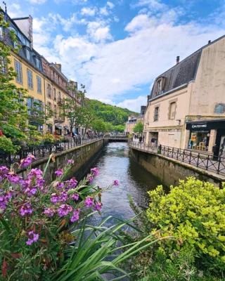 Das Herz der Cornouaille entdecken. 🇫🇷 QUIMPER✨
Wer durch die Bretagne reist, sollte Quimper nicht auslassen. Die historische Stadt begeistert mit kleinen Gassen, schönen Fachwerkhäusern, gemütlichen Cafés und der beeindruckenden Kathedrale Saint-Corentin mitten in der Altstadt.

Direkt am Odet gelegen, fühlt sich Quimper typisch bretonisch an: lebendig, entspannt und voller kleiner Ecken, die man am liebsten sofort fotografieren möchte. Dazu kommen Wochenmärkte, bretonische Spezialitäten und die bekannte Keramiktradition der Stadt.

➡️Sie möchten die Bretagne authentisch und individuell entdecken? Dann planen wir gemeinsam mit Ihnen Ihre persönliche Frankreich-Reise mit ausgewählten Unterkünften, besonderen Orten und genau der Mischung aus Entdecken und Entspannen, die zu Ihnen passt. 
#quimper #bretagne #bretagnetourisme #cornouaille #frankreichliebe